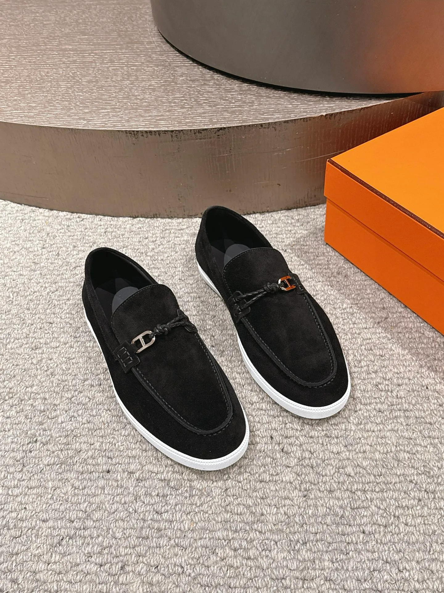 【ΗERMES】 P:540💰 Size: 39-45 (45.46. Customized) Hermes Men's Slip-on Loafers Lgnacio Series Couple's Loafers Casual Sports Shoes Original Purchase Development Made Goods This calfskin loafer is decorated with leather braiding and "Chaine d'Ancre" buckle. Fashionable nautical style loafers, ideal for land and seaside. Exquisite packaging at the delivery counter 🛍📦 Fabric: Original customized imported first-layer cowhide/cow suede Lining: Imported soft cowhide lining Sole: Original molded non-slip TPU material Bottom thickness: 2CM